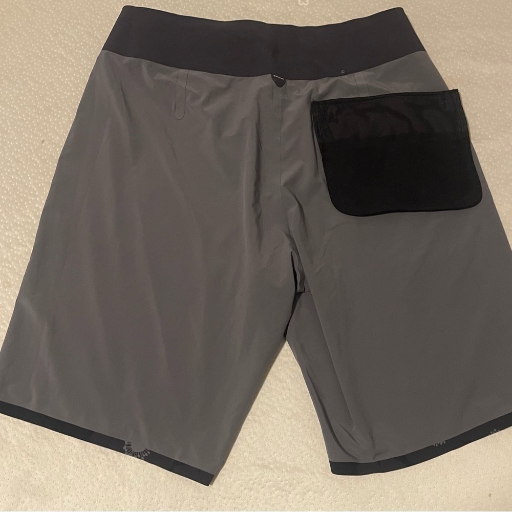 Lululemon mens gray black floral swim trunks - Picture 5 of 10